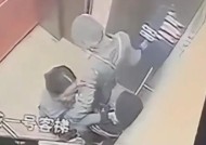 传单被撕，女服务员怒掐11岁男孩脖子3次！警察介入