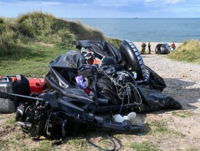 英吉利海峡移民船灾难造成8人死亡，10个月大的婴儿情况危急